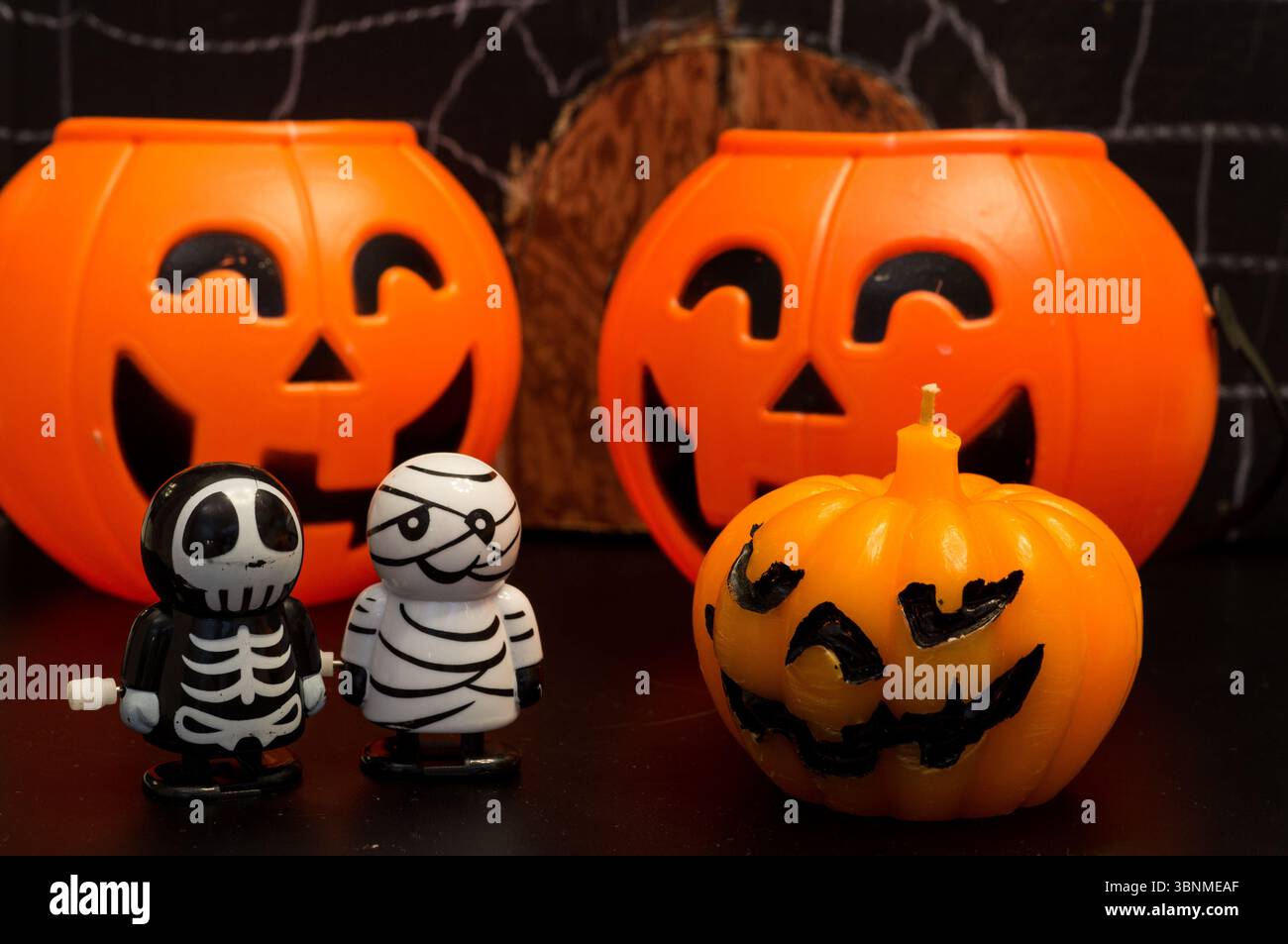 Tipici personaggi di Halloween riuniti in un castello realizzato da un bambino con materiali riciclati. Foto Stock
