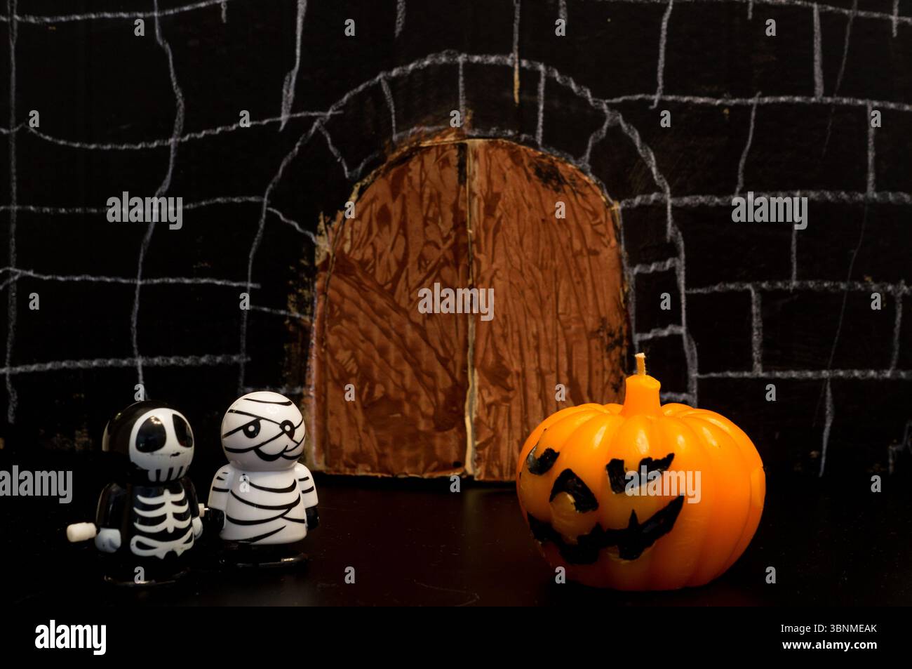 Tipici personaggi di Halloween riuniti in un castello realizzato da un bambino con materiali riciclati. Foto Stock