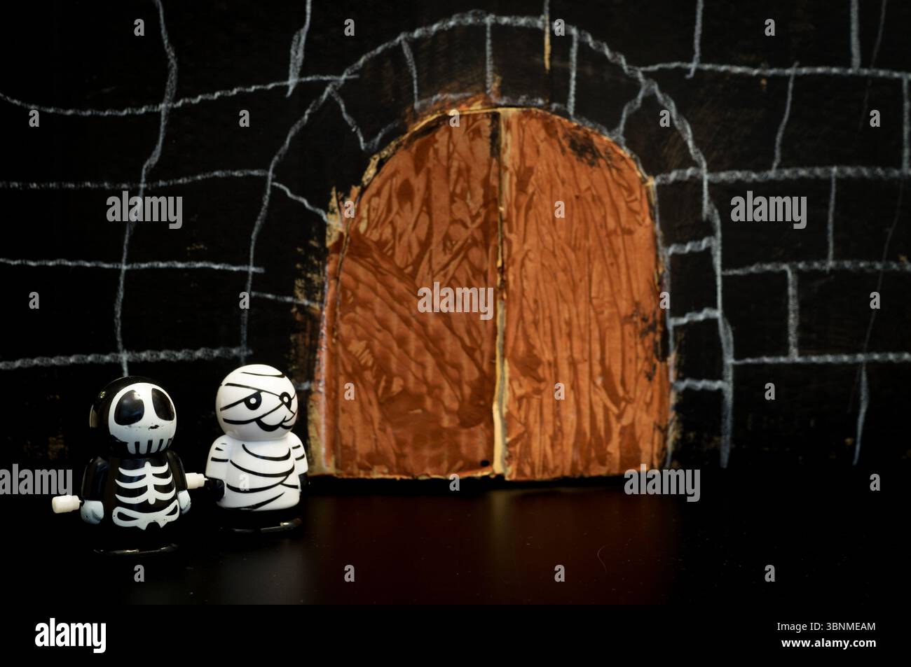 Uno scheletro e una mummia che rappresenta Halloween Foto Stock