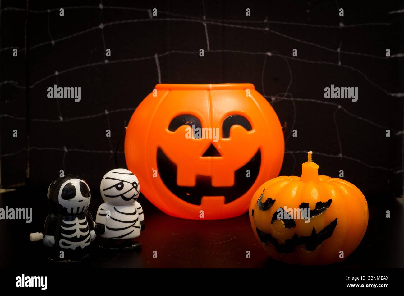 Tipici personaggi di Halloween riuniti in un castello realizzato da un bambino con materiali riciclati. Foto Stock