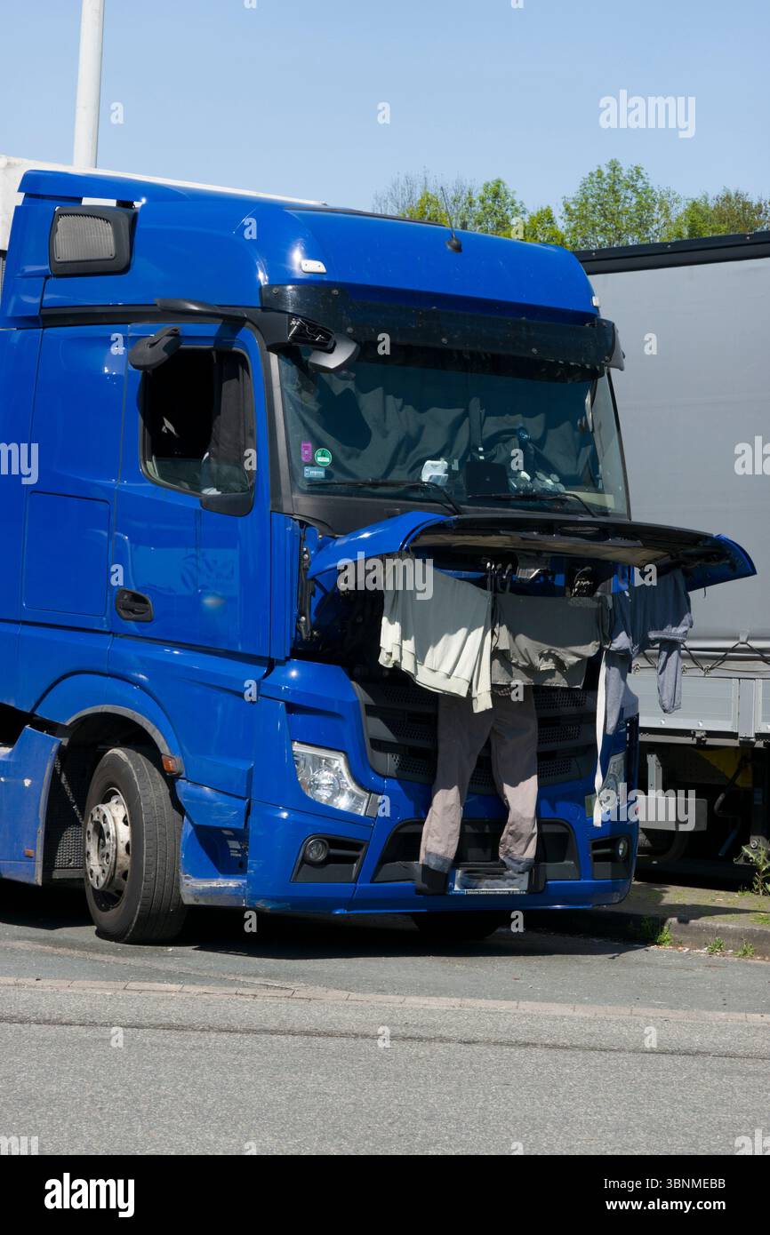 Camion con cofano aperto in un parcheggio, lavanderia appesa ad asciugare sotto il cofano, Renania settentrionale-Vestfalia, Germania Foto Stock