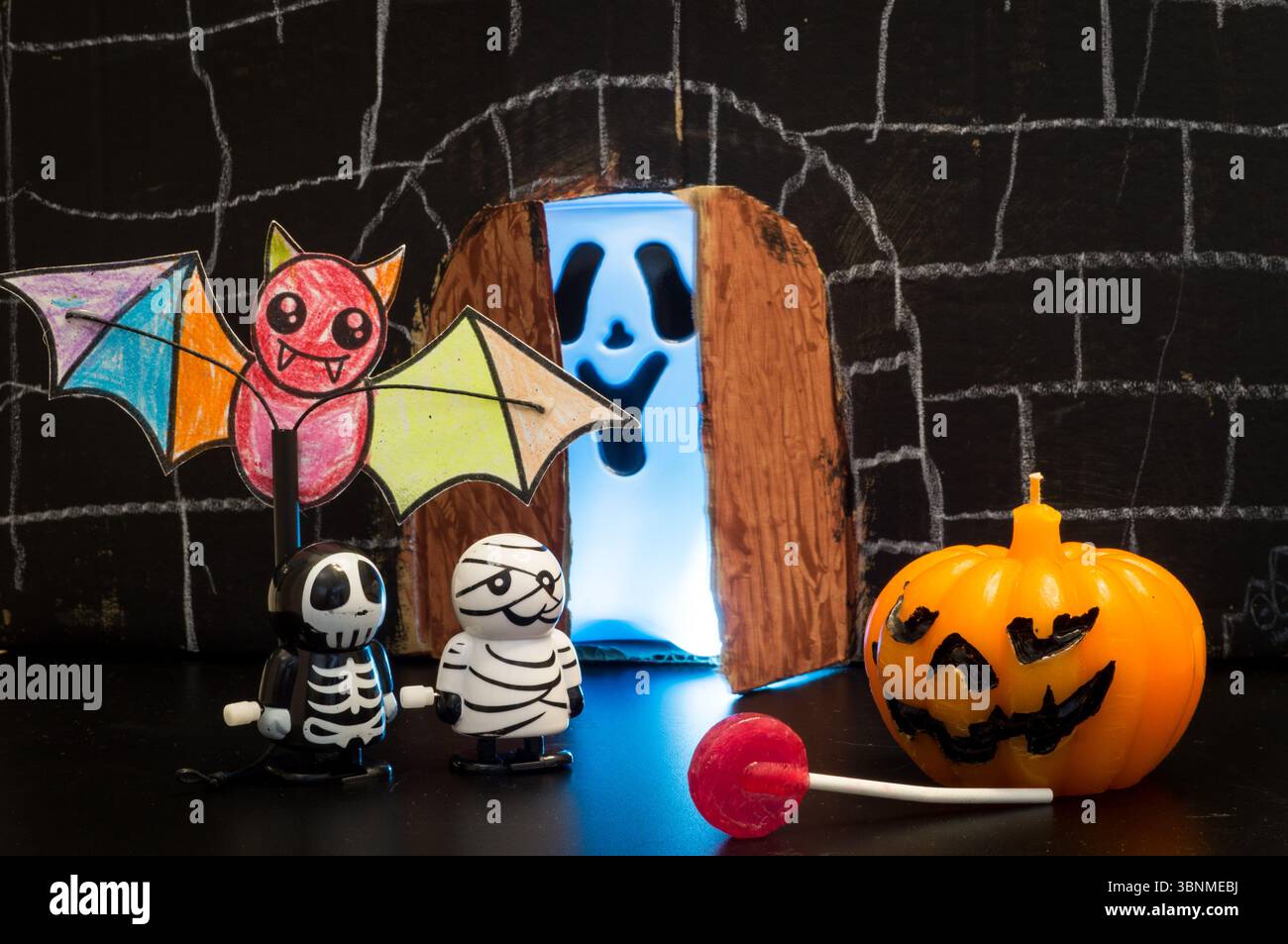 Fotografia di tipici personaggi di Halloween raccolti in un castello realizzato da un bambino con materiali riciclati. Foto Stock