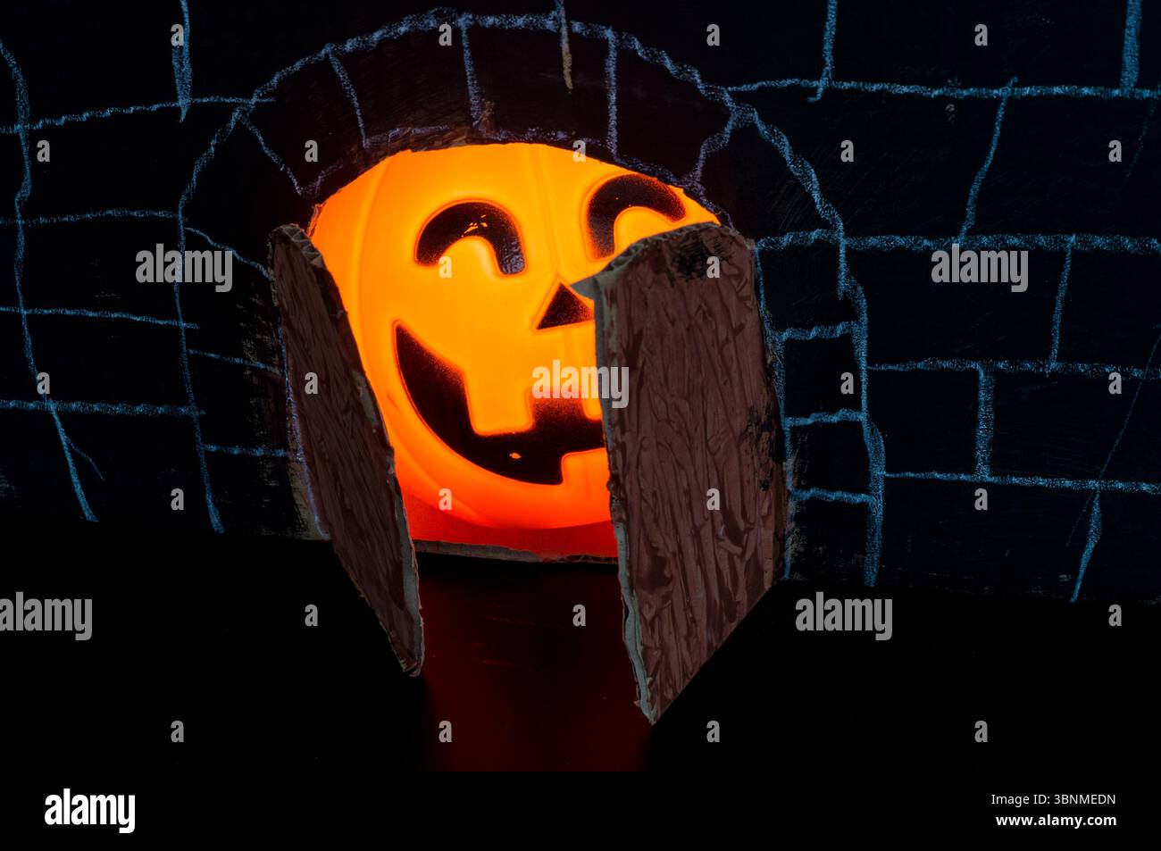 Una zucca di Halloween in un castello fatta da un bambino con materiali riciclati Foto Stock