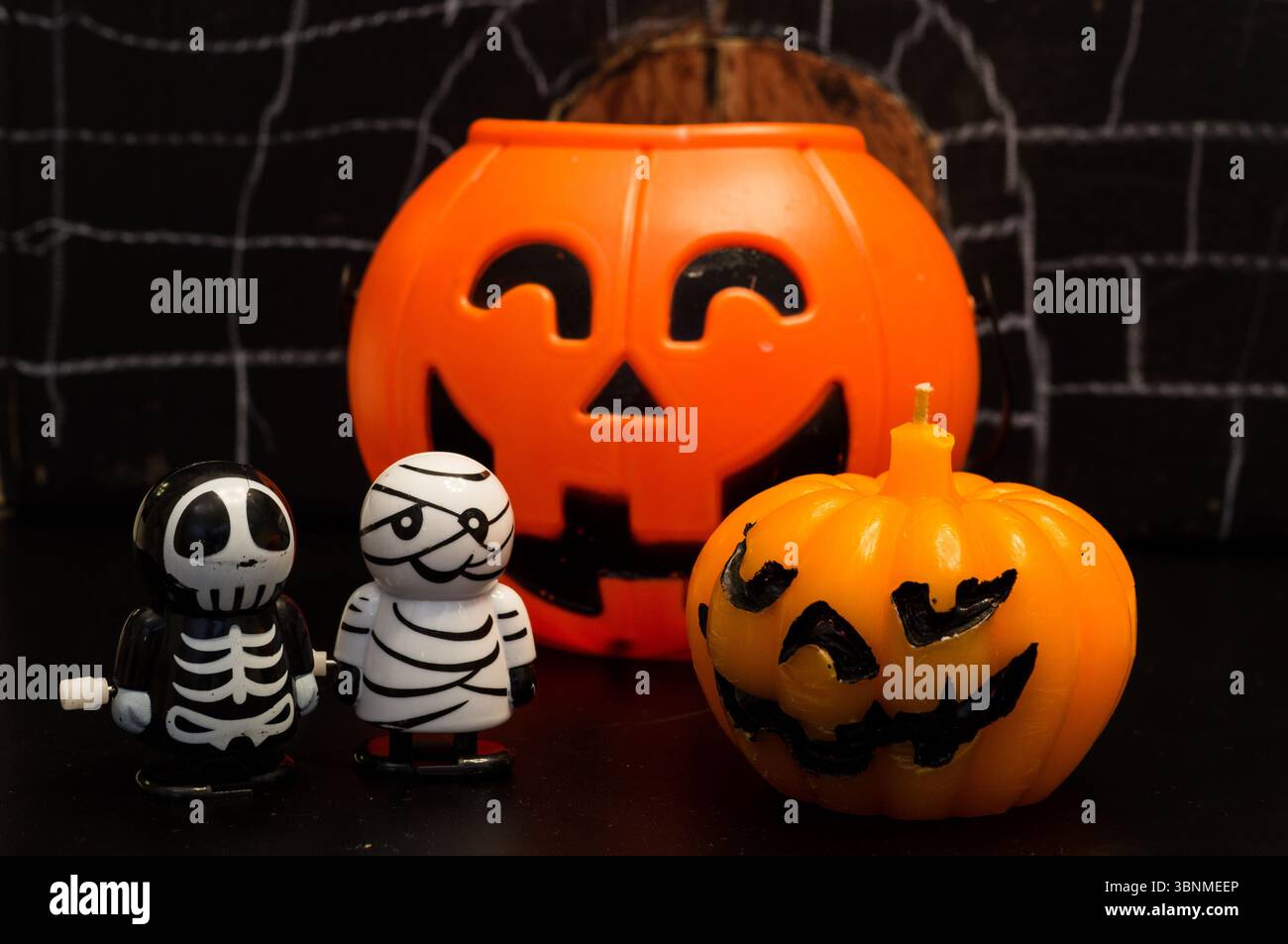 Tipici personaggi di Halloween riuniti in un castello realizzato da un bambino con materiali riciclati. Foto Stock