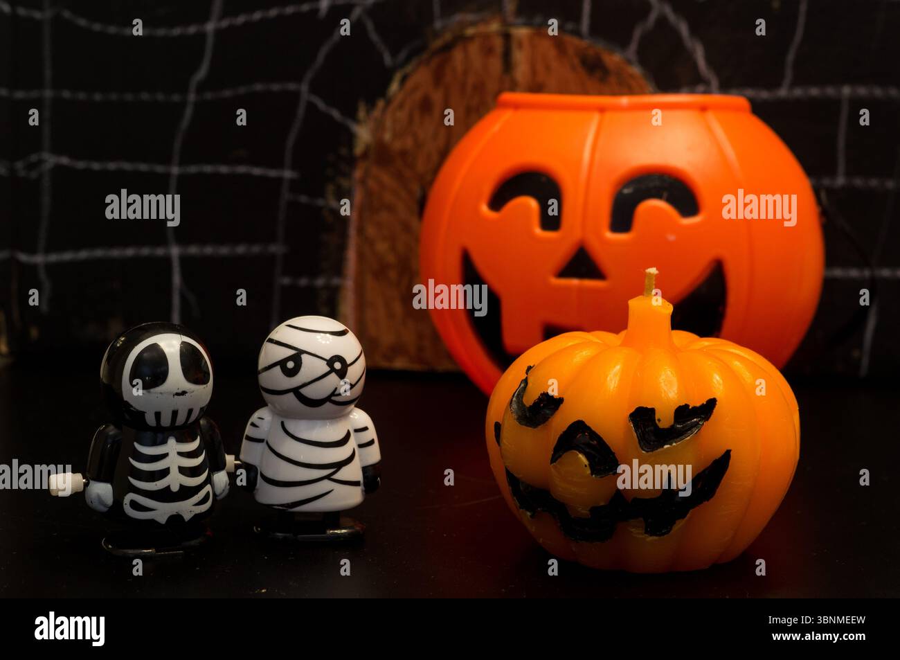 Tipici personaggi di Halloween riuniti in un castello realizzato da un bambino con materiali riciclati. Foto Stock