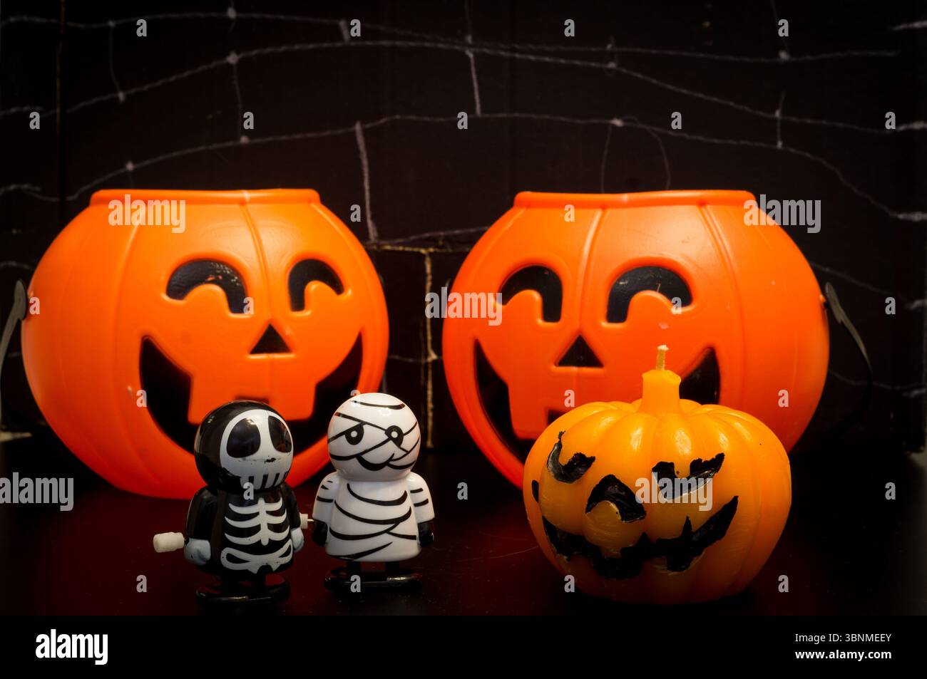 Tipici personaggi di Halloween riuniti in un castello realizzato da un bambino con materiali riciclati. Foto Stock