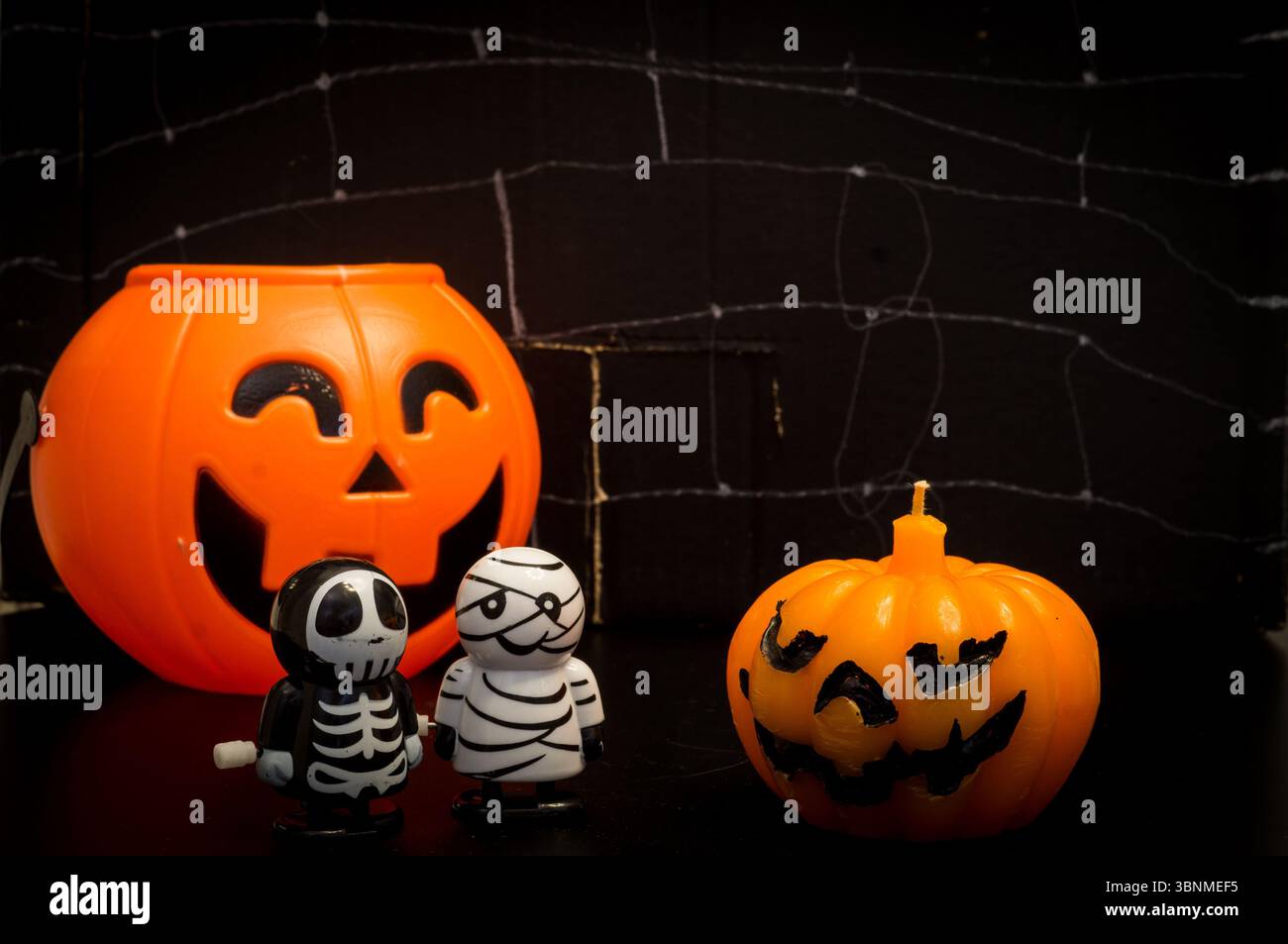 Tipici personaggi di Halloween riuniti in un castello realizzato da un bambino con materiali riciclati. Foto Stock