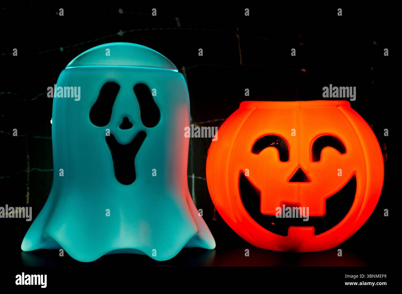 Foto orizzontale di un fantasma e di una zucca che celebrano Halloween Foto Stock