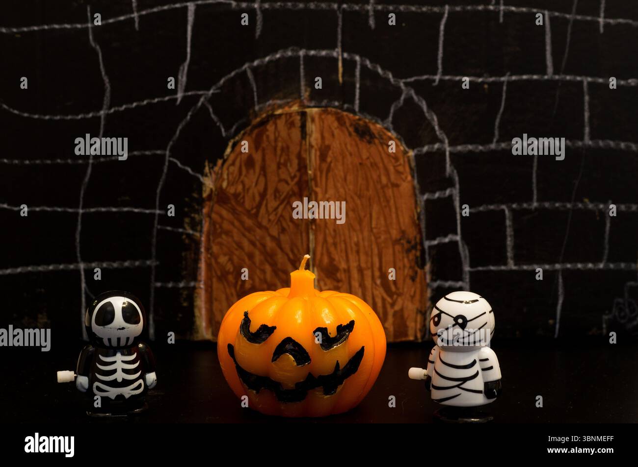 Tipici personaggi di Halloween riuniti in un castello realizzato da un bambino con materiali riciclati. Foto Stock