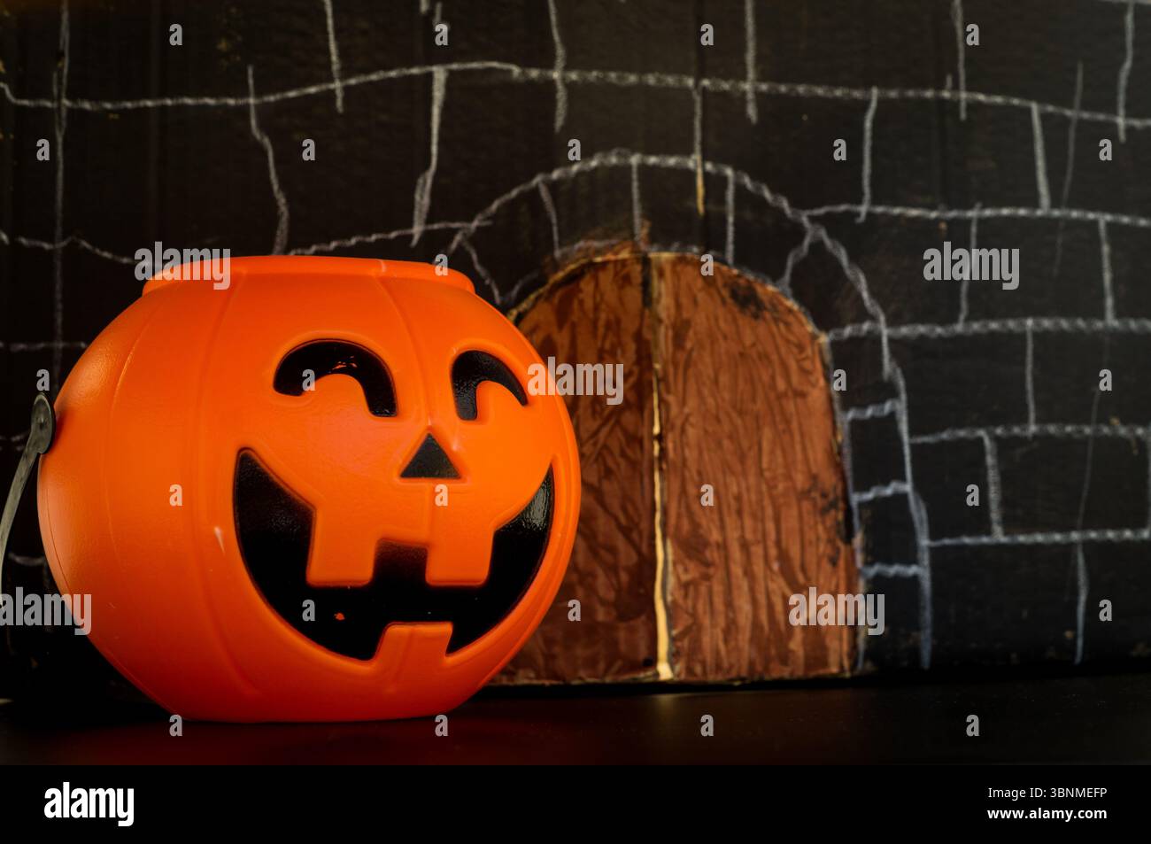 Una zucca di Halloween in un castello fatta da un bambino con materiali riciclati Foto Stock