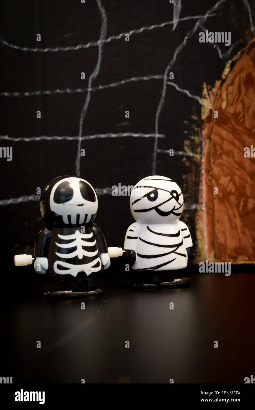 Uno scheletro e una mummia che rappresenta Halloween Foto Stock