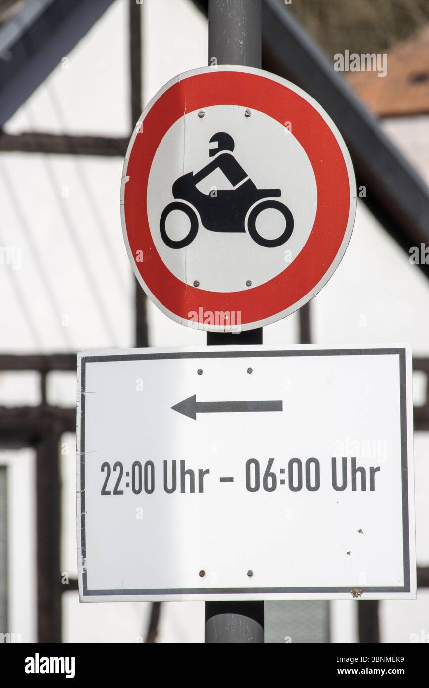 Segnale stradale No nel traffico di notte per motociclette - immagine simbolica Foto Stock