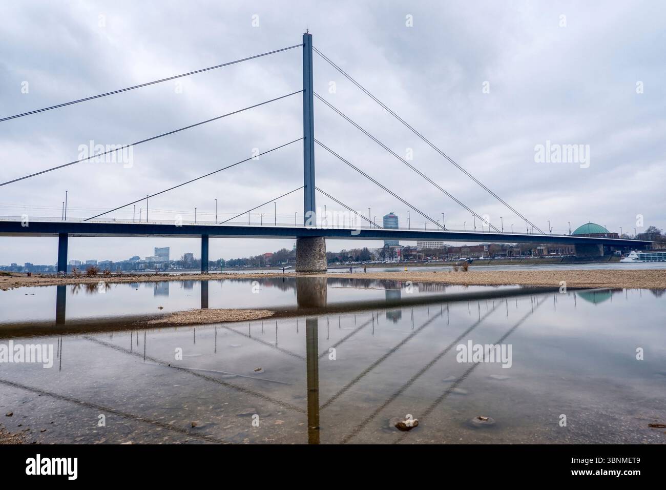 Ponte sul Reno da Oberkassel a Düsseldorf Foto Stock