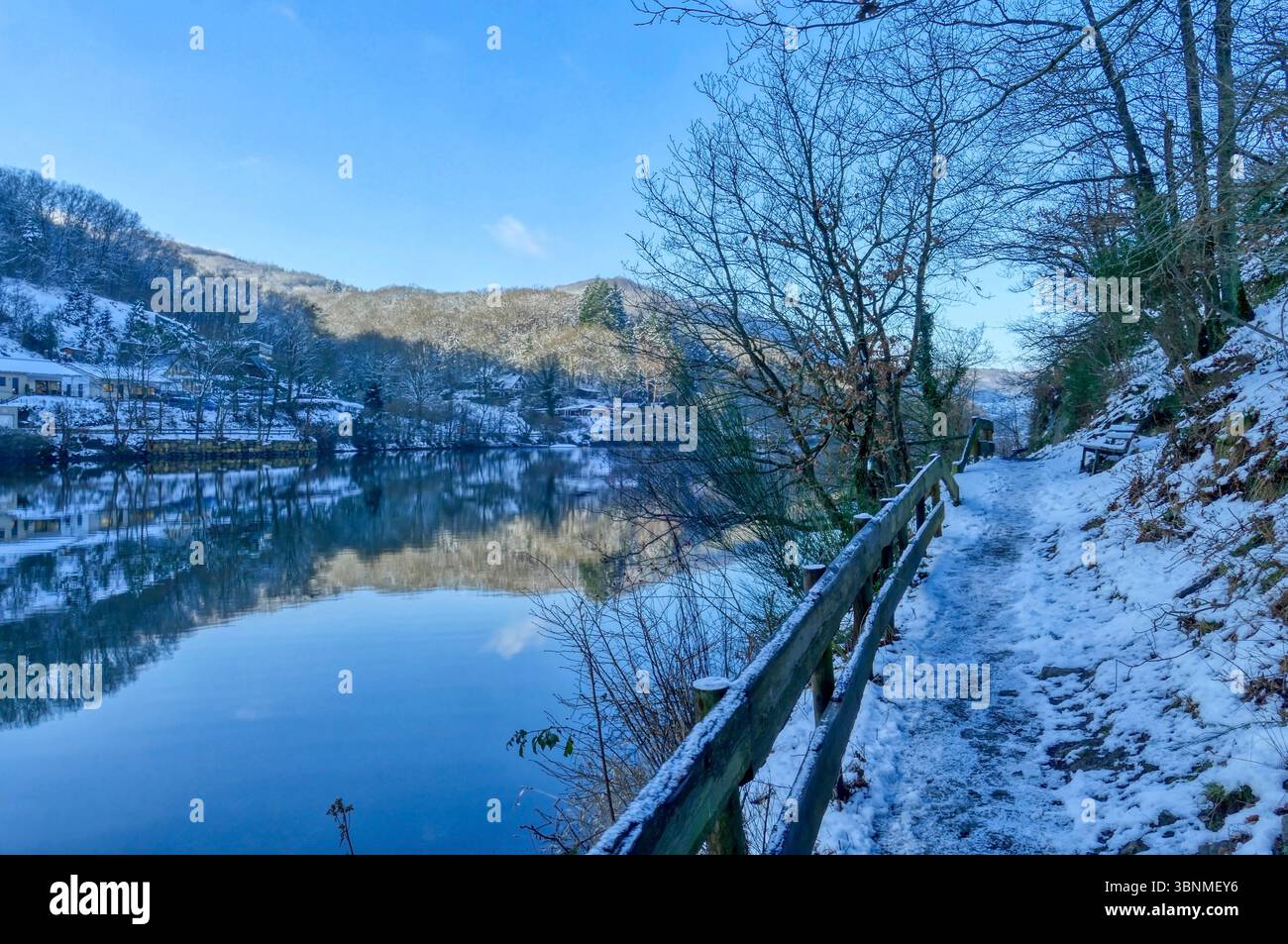Sentiero con recinzione presso il bacino idrico di Rur vicino a Heimbach nell'Eifel in inverno Foto Stock