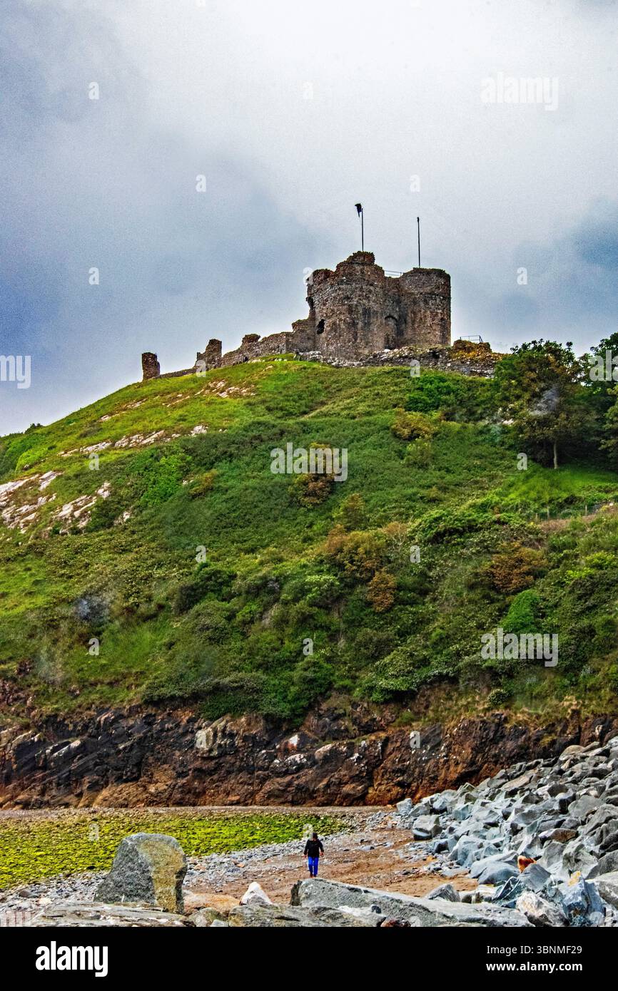 Una spiaggia sotto il castello di Criccieth. Gwynedd. Foto Stock
