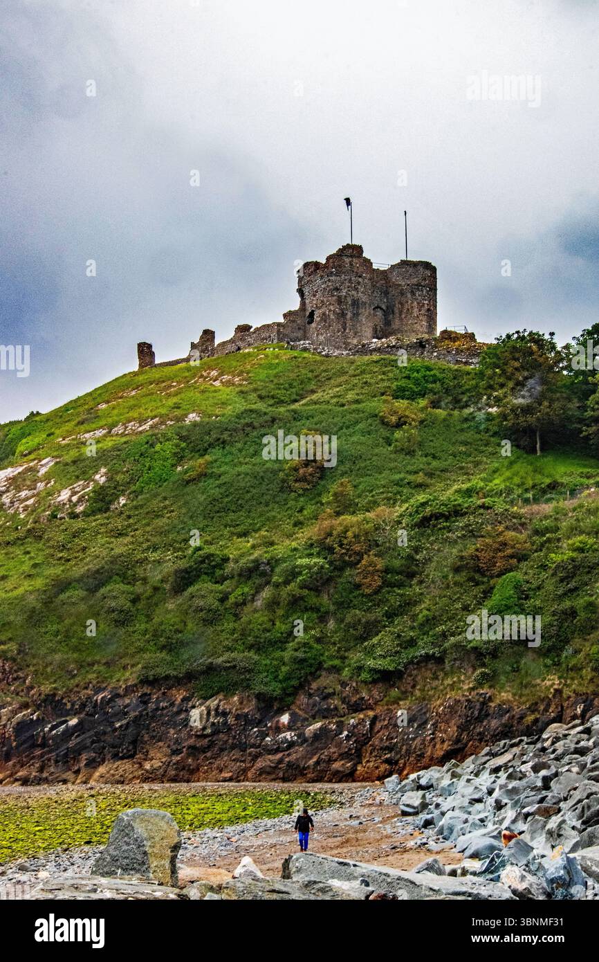 Una spiaggia sotto il castello di Criccieth. Gwynedd. Foto Stock