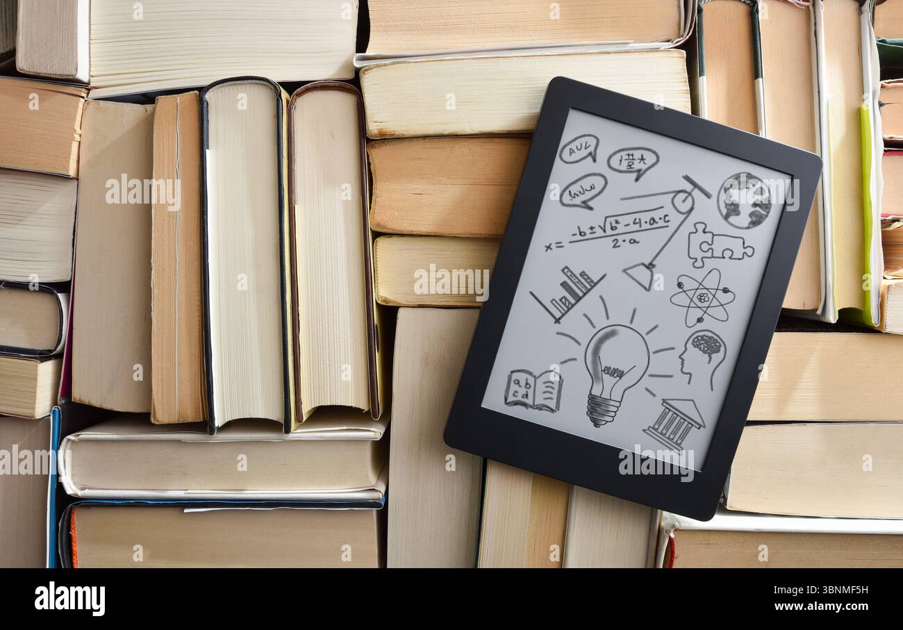 Tablet digitale con disegni di materie scolastiche che rappresentano tutte le informazioni su un dispositivo elettronico sopra una pila di libri di testo Foto Stock