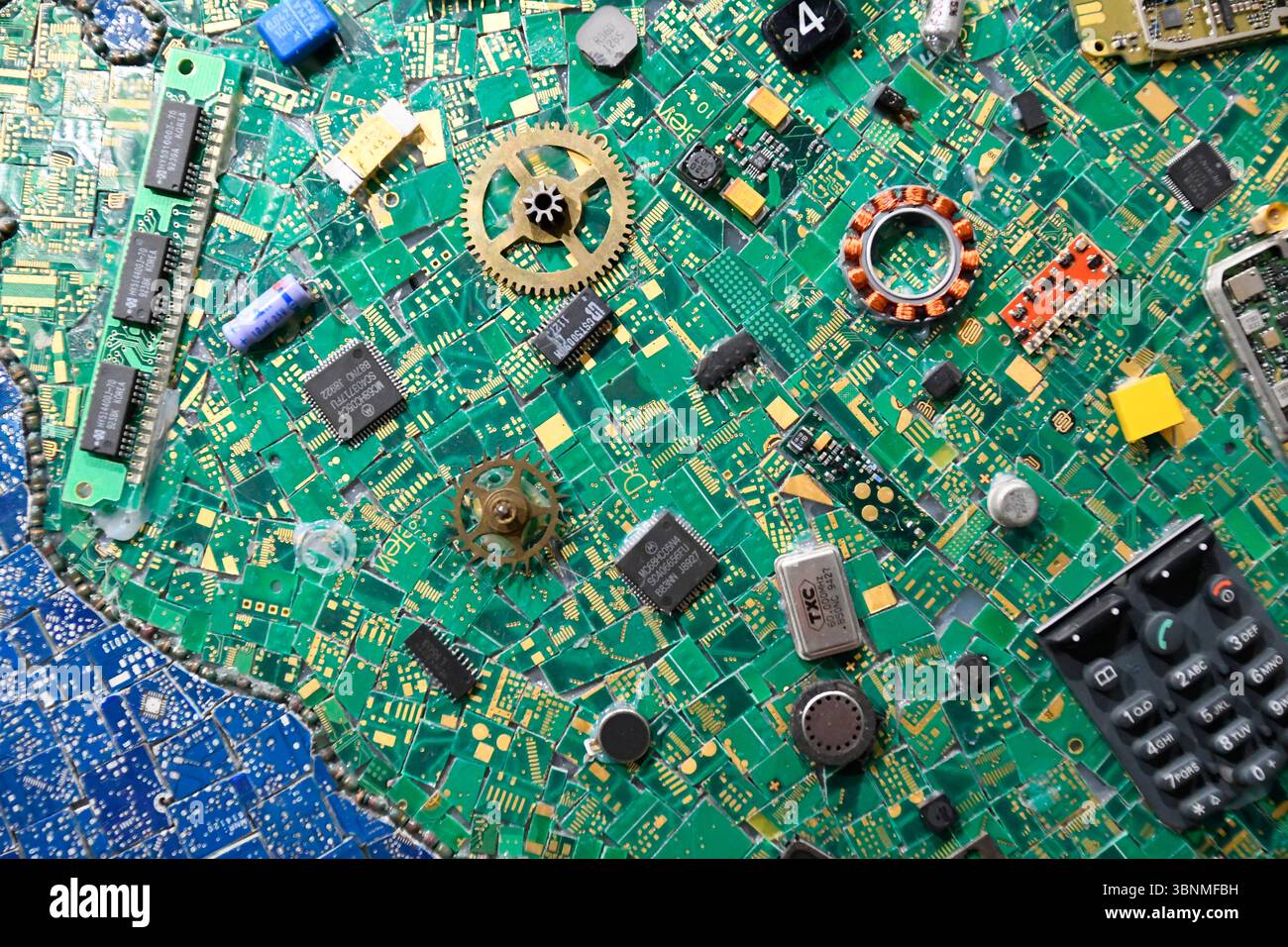 Mosaico costituito da pezzi assemblati di circuiti stampati per computer con vari componenti elettronici collegati Foto Stock
