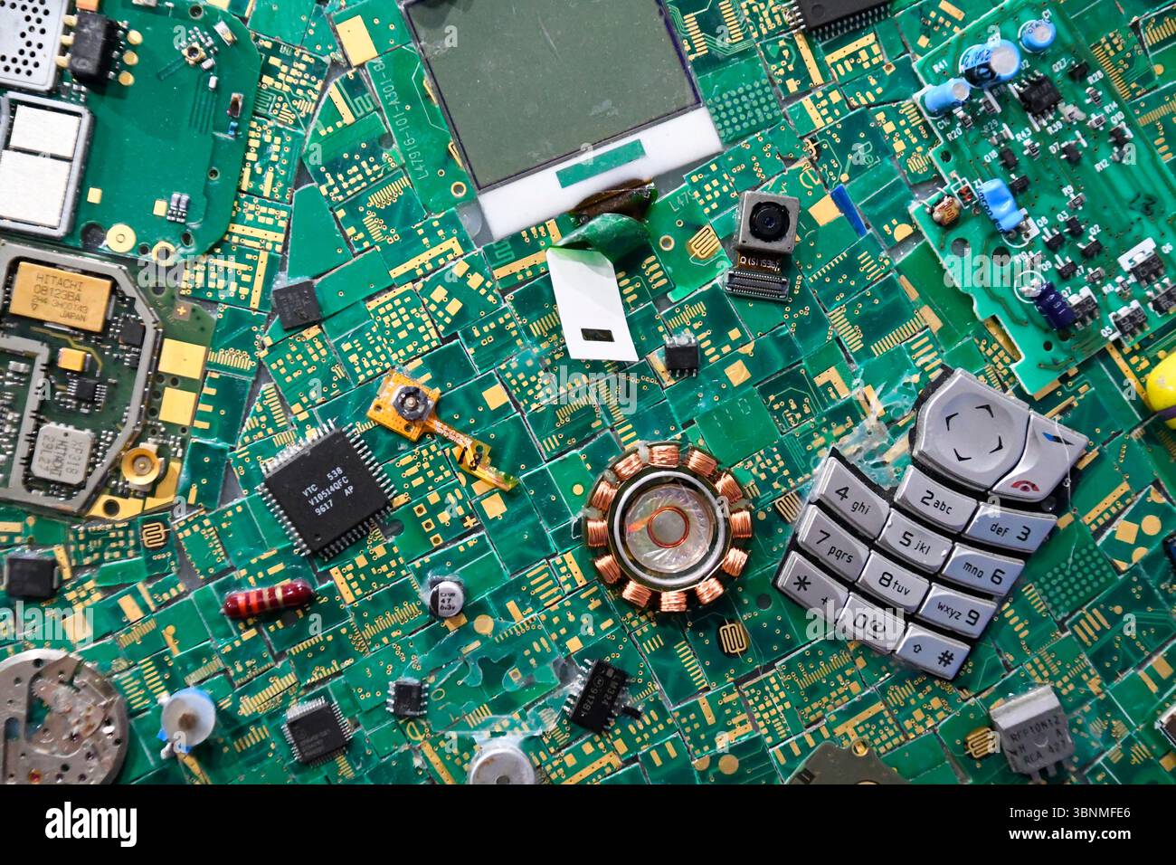 Mosaico costituito da pezzi assemblati di circuiti stampati per computer con vari componenti elettronici collegati Foto Stock