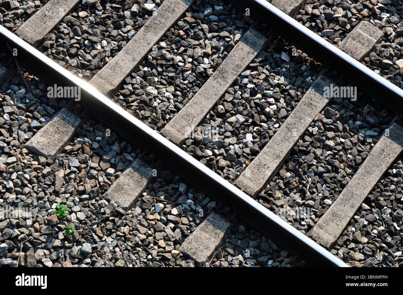 Binario ferroviario con traverse in cemento nel pianale del binario - vista diagonale Foto Stock