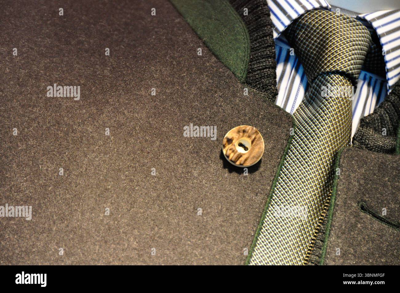 giacca grigia con bottone staghorn e cravatta Foto Stock