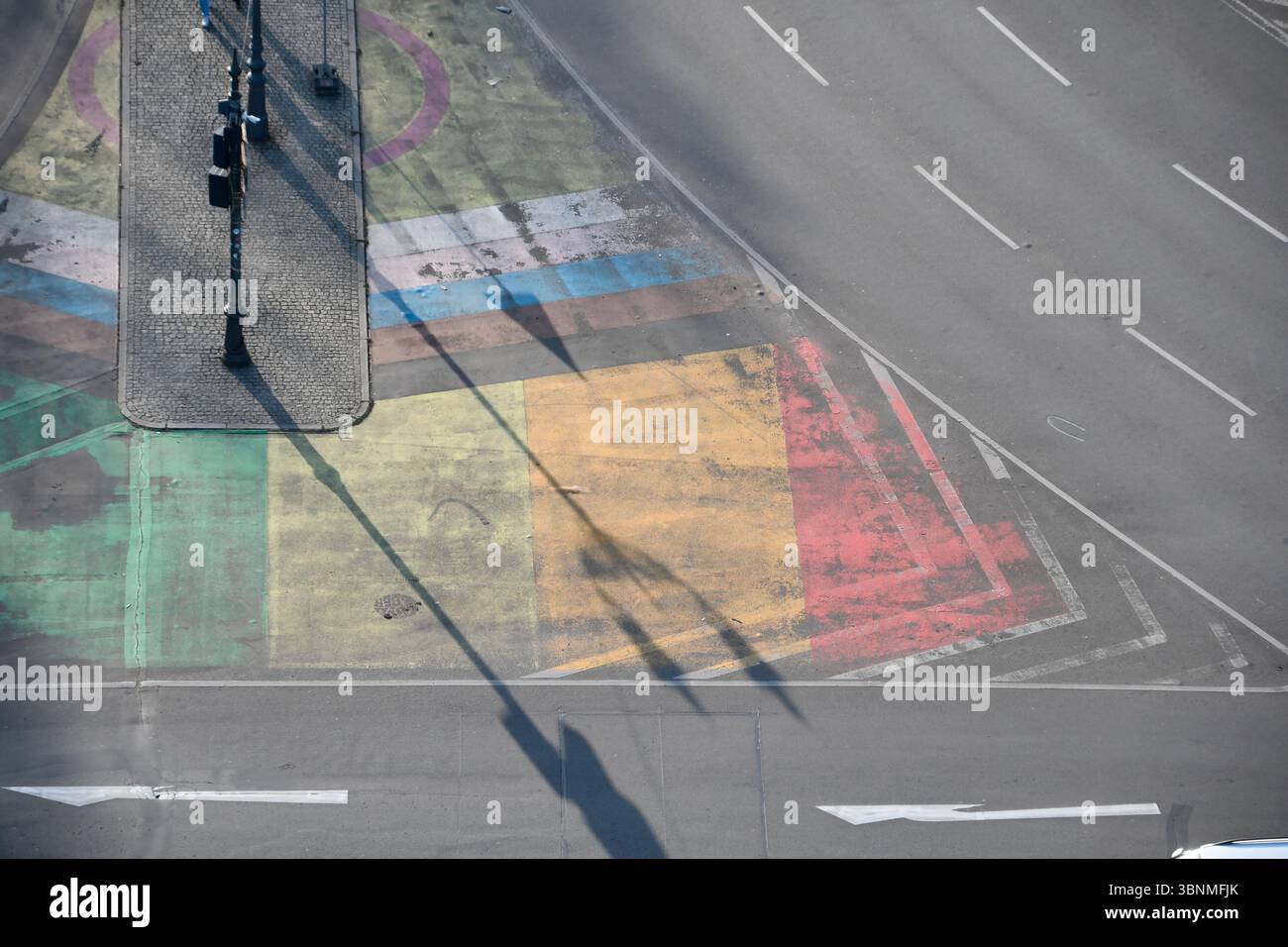Isola del traffico dipinta con gesso colorato in un incrocio a più corsie Foto Stock