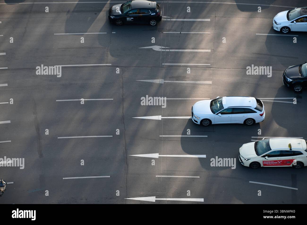 Strada a più corsie con frecce come segnaletica orizzontale Foto Stock