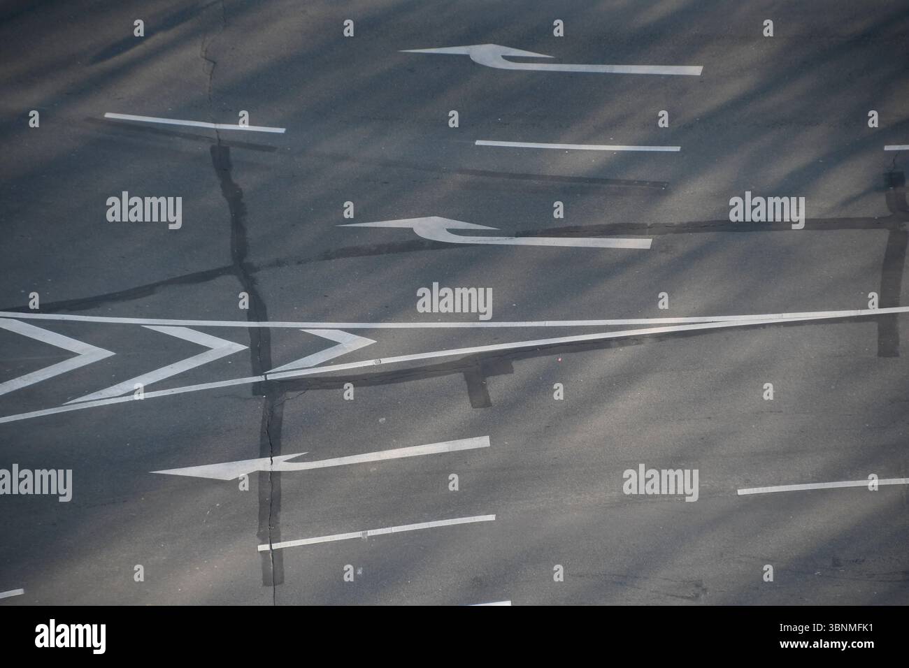 Strada a più corsie con frecce come segnaletica orizzontale Foto Stock