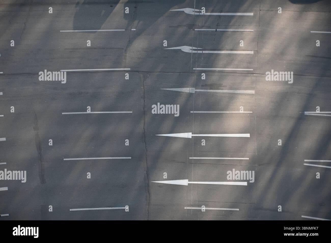 Strada a più corsie con frecce come segnaletica orizzontale Foto Stock