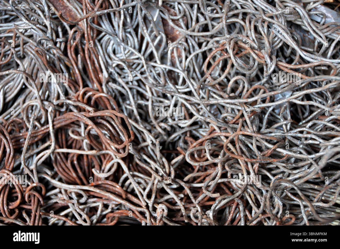 Rottamare il filo metallico in modo disordinato Foto Stock