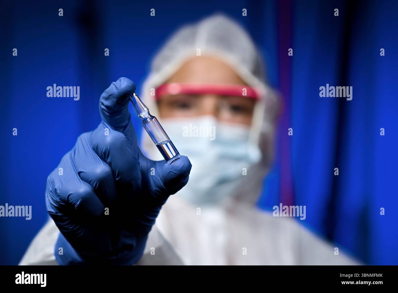 Immunologo medico ricercatore con ampolla farmaco vaccino laboratorio di ricerca Foto Stock