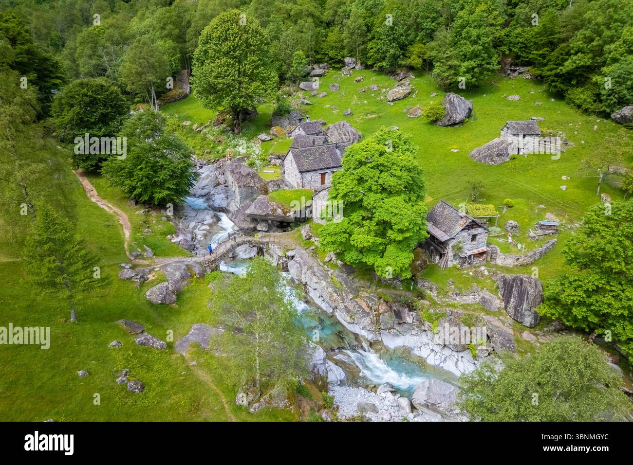 Veduta aerea dell'alpeggio di Puntid. Calnegia, Foroglio, Cevio, Val Bavona, Valle Maggia, Cantone Ticino, Svizzera. Foto Stock