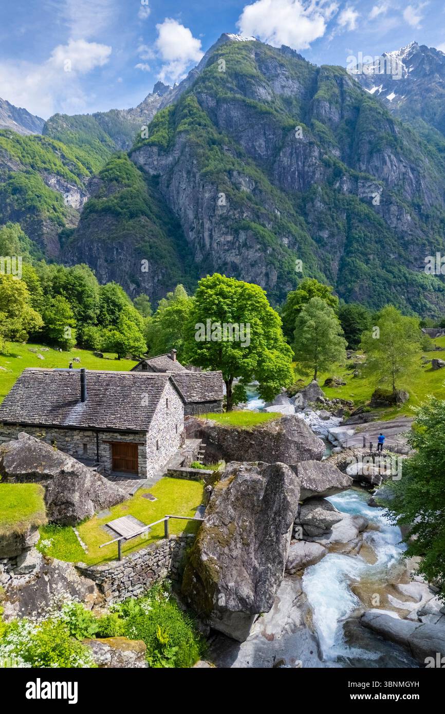 Veduta aerea dell'alpeggio di Puntid. Calnegia, Foroglio, Cevio, Val Bavona, Valle Maggia, Cantone Ticino, Svizzera. Foto Stock