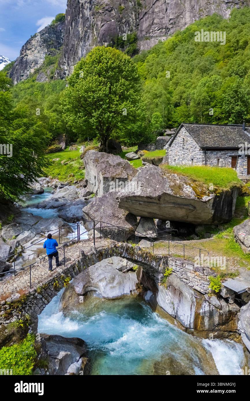 Veduta aerea dell'alpeggio di Puntid. Calnegia, Foroglio, Cevio, Val Bavona, Valle Maggia, Cantone Ticino, Svizzera. Foto Stock