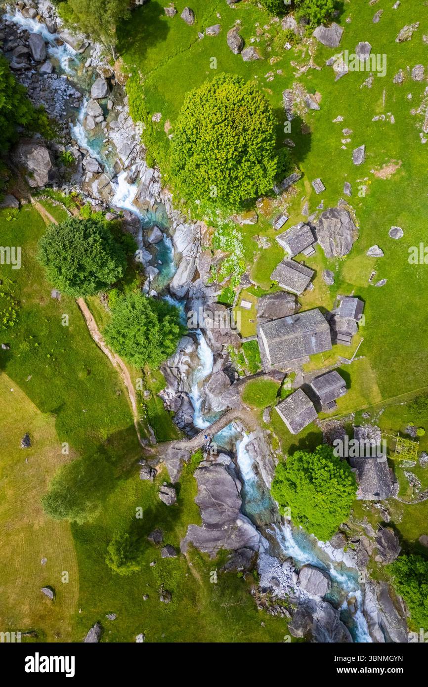 Veduta aerea dell'alpeggio di Puntid. Calnegia, Foroglio, Cevio, Val Bavona, Valle Maggia, Cantone Ticino, Svizzera. Foto Stock