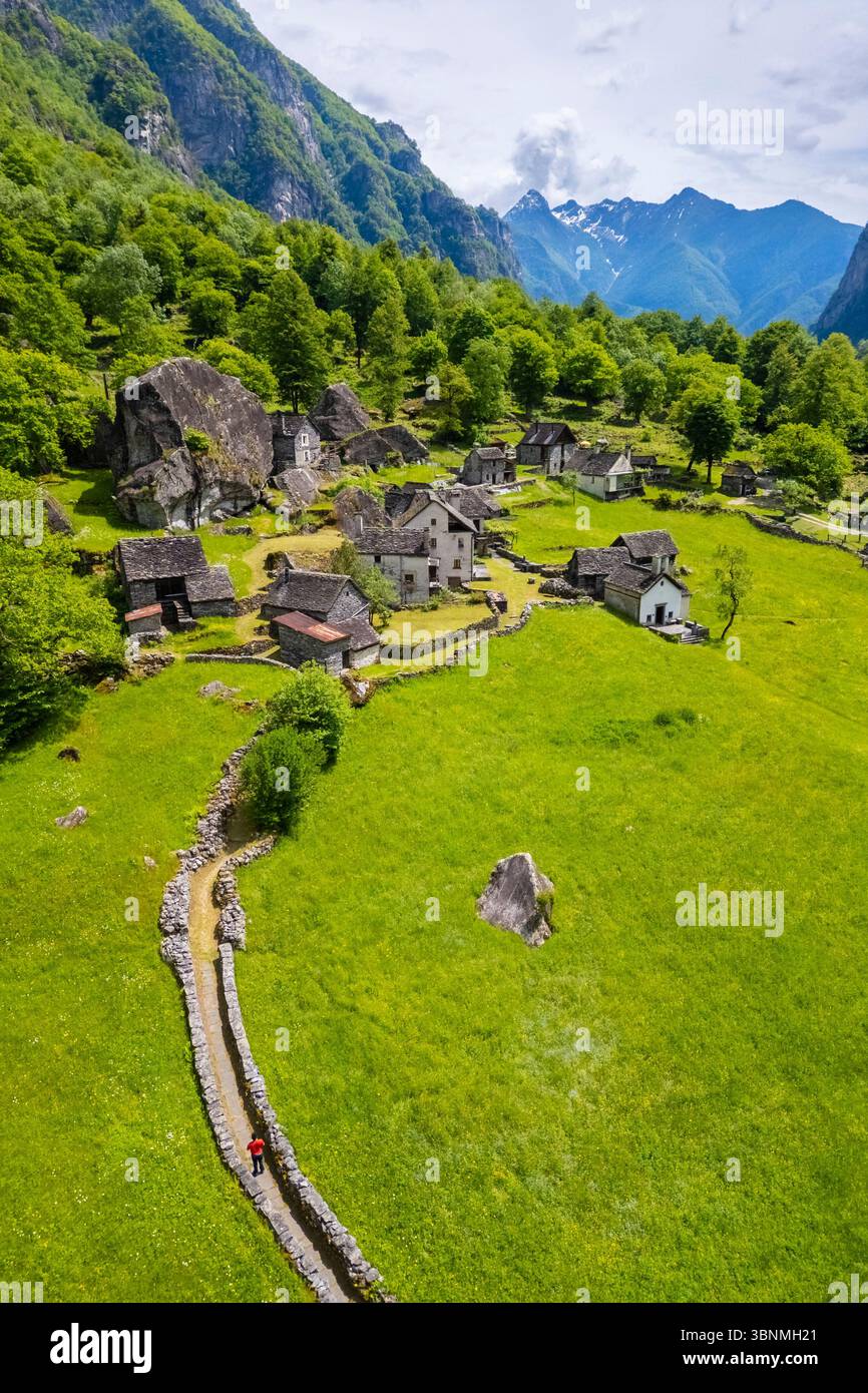 Veduta aerea della cittadina di Sabbione. Cevio, Val Bavona, Valle Maggia, Canton Ticino, Svizzera. Foto Stock