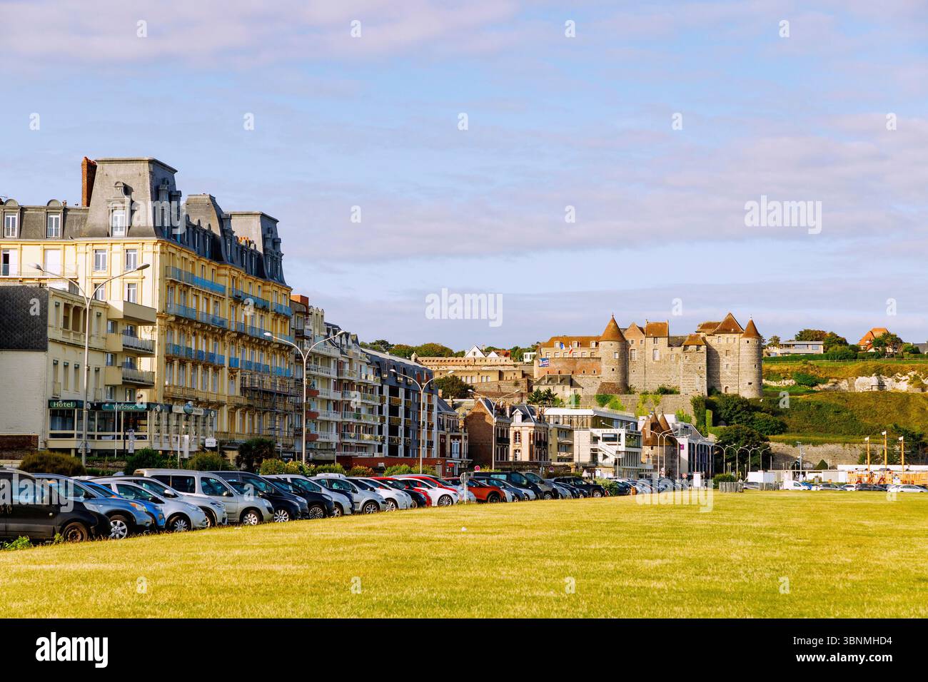 Area prato su Boulevard Verdun con vista su Hotel Windsor, Casino, porte des Tourelles, Centre aquatique e castello (Chäteau de Dieppe) a Dieppe sulla Costa di Alabastro (Cote d'Albätre) nel dipartimento Senna-Mare nella regione francese della Normandia Foto Stock