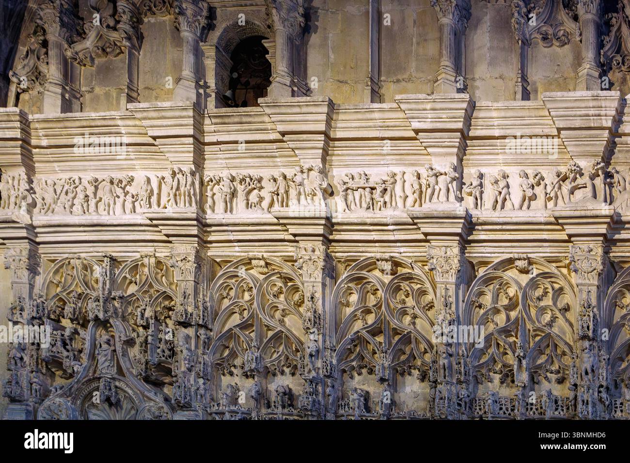 Mur du tresor (muro alla sacrestia) con fregio dei selvaggi (Frise des Sauvages) con bassorilievo del XVI secolo spedizioni in mare in Asia, Africa e America e incontri con i popoli indigeni nella chiesa di Saint-Jacques (Chiesa di San Giacomo) a Dieppe sulla Costa d'alabastro (Cote d'Albätre) nel dipartimento della Senna marittima nella regione francese della Normandia Foto Stock