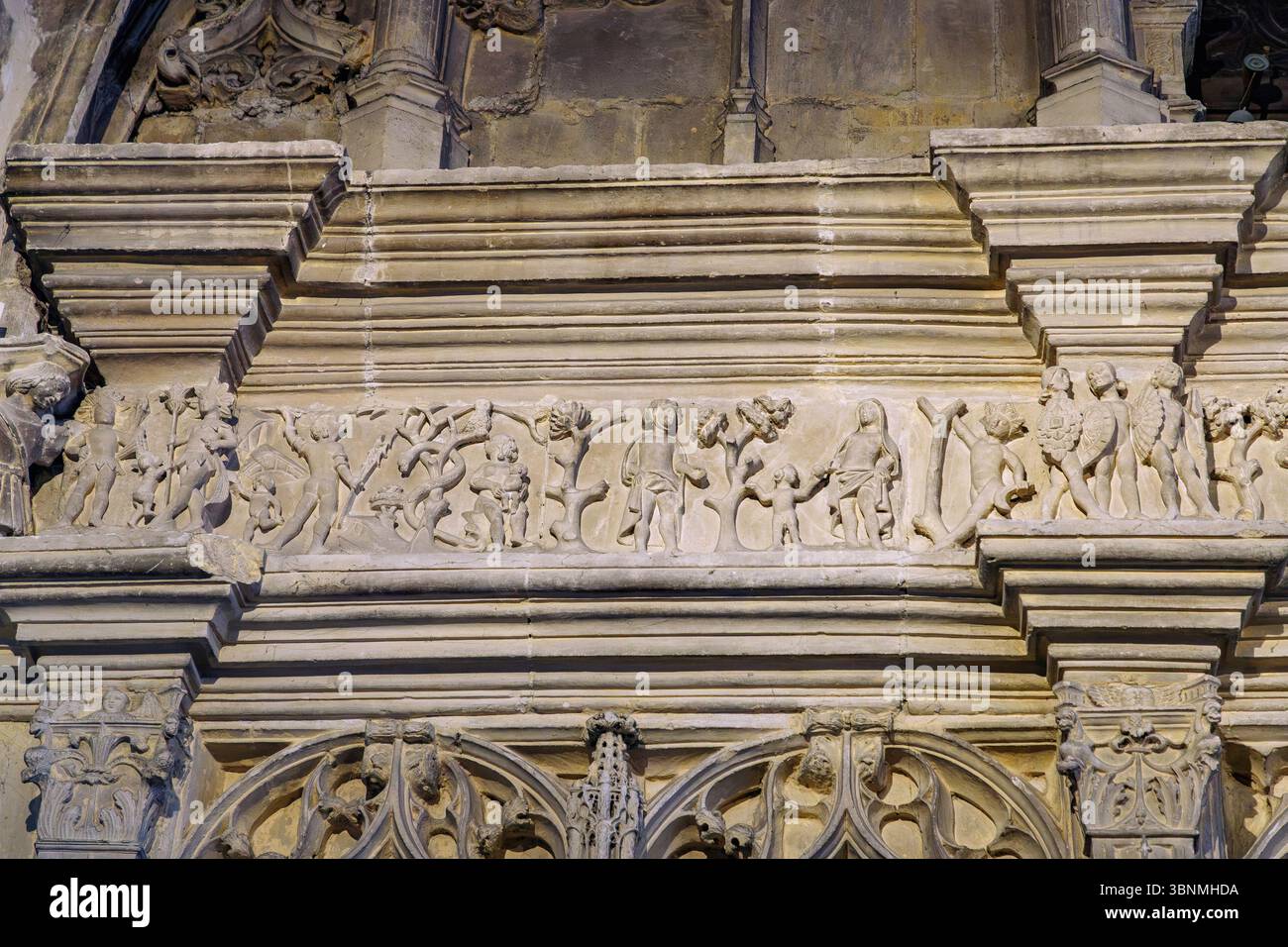 Mur du tresor (muro alla sacrestia) con fregio dei selvaggi (Frise des Sauvages) con bassorilievo del XVI secolo spedizioni in mare in Asia, Africa e America e incontri con i popoli indigeni nella chiesa di Saint-Jacques (Chiesa di San Giacomo) a Dieppe sulla Costa d'alabastro (Cote d'Albätre) nel dipartimento della Senna marittima nella regione francese della Normandia Foto Stock