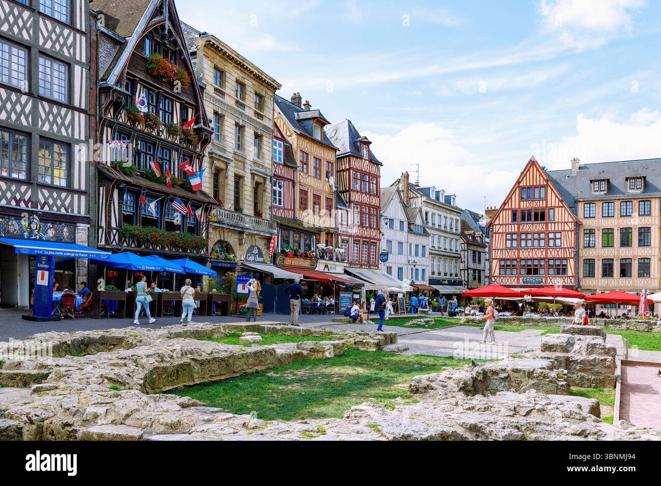 Place du Vieux Marche con i resti delle mura della chiesa di Saint-Vincent distrutta e le case in legno nella città vecchia di Rouen nel dipartimento Senna-marittimo nella regione francese della Normandia Foto Stock