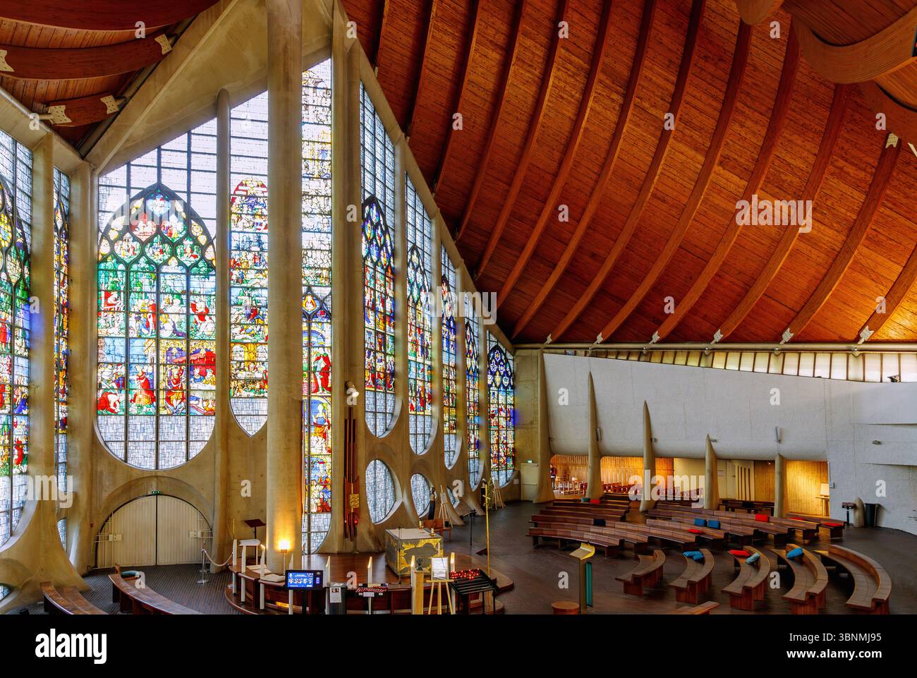 Interno della moderna chiesa di Sainte-Jeanne d'Arc con le storiche vetrate colorate della chiesa distrutta di Saint-Vincent nella città vecchia di Rouen nel dipartimento Senna-marittimo nella regione francese della Normandia Foto Stock