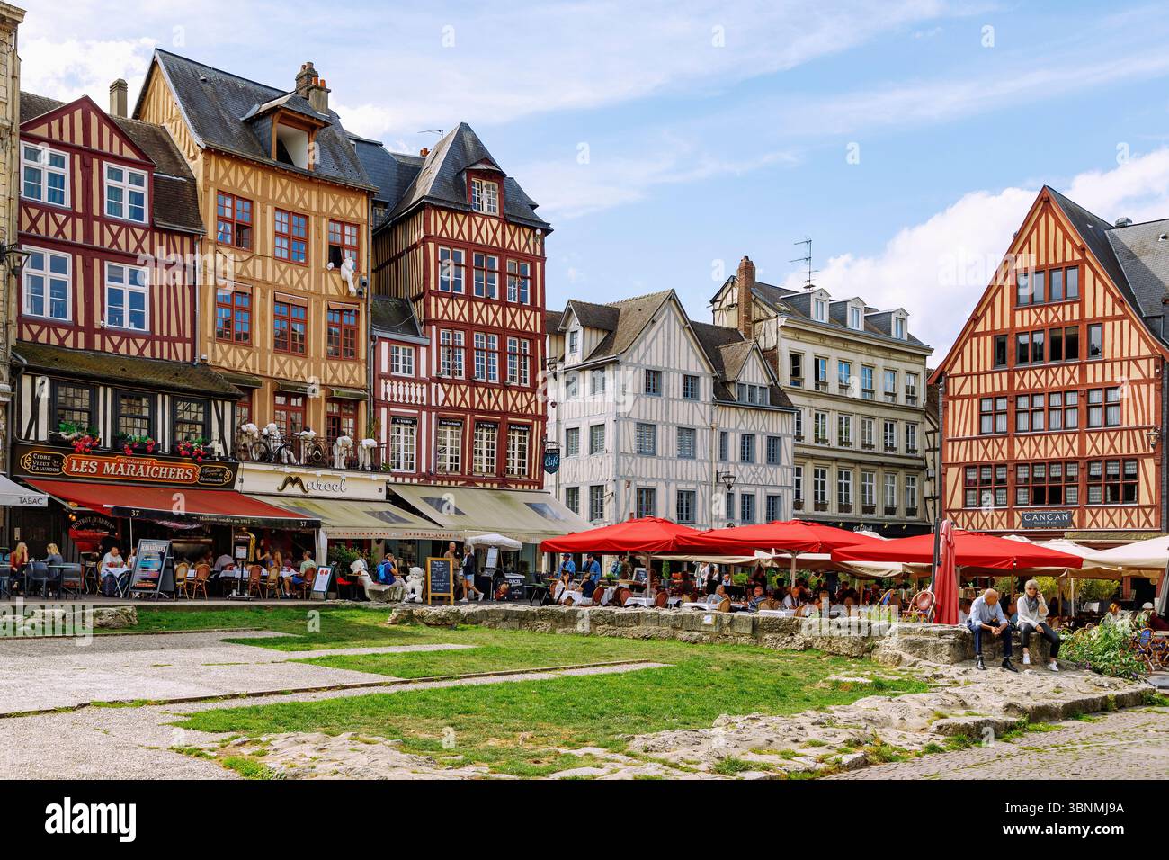 Place du Vieux Marche con i resti delle mura della chiesa di Saint-Vincent distrutta e le case in legno nella città vecchia di Rouen nel dipartimento Senna-marittimo nella regione francese della Normandia Foto Stock