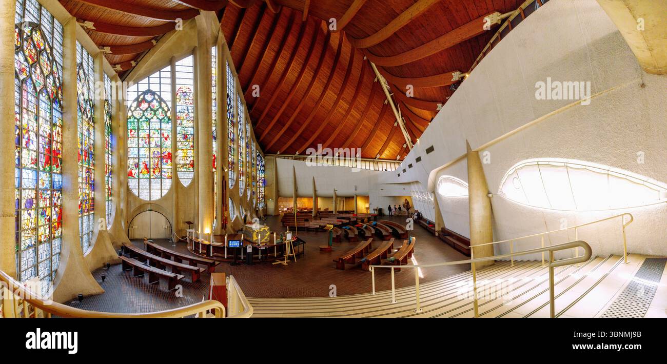Interno della moderna chiesa di Sainte-Jeanne d'Arc con le storiche vetrate colorate della chiesa distrutta di Saint-Vincent nella città vecchia di Rouen nel dipartimento Senna-marittimo nella regione francese della Normandia Foto Stock