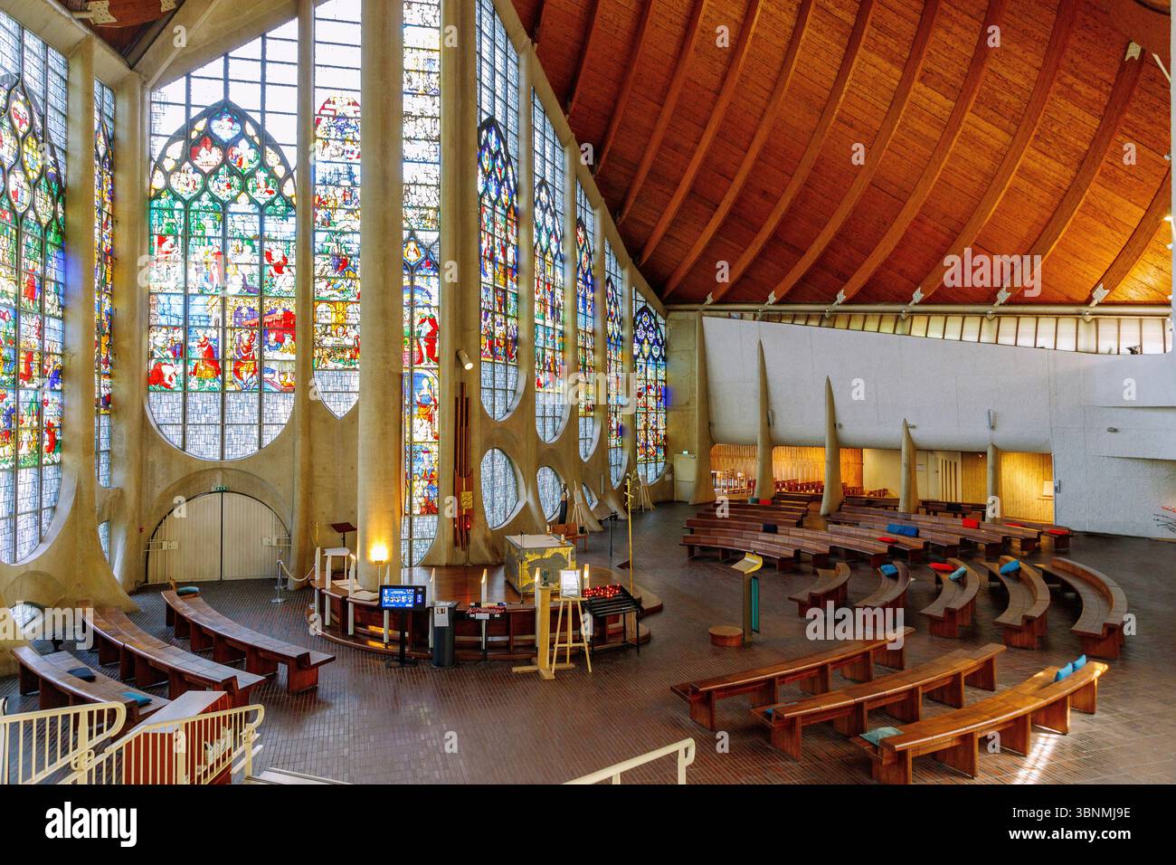 Interno della moderna chiesa di Sainte-Jeanne d'Arc con le storiche vetrate colorate della chiesa distrutta di Saint-Vincent nella città vecchia di Rouen nel dipartimento Senna-marittimo nella regione francese della Normandia Foto Stock