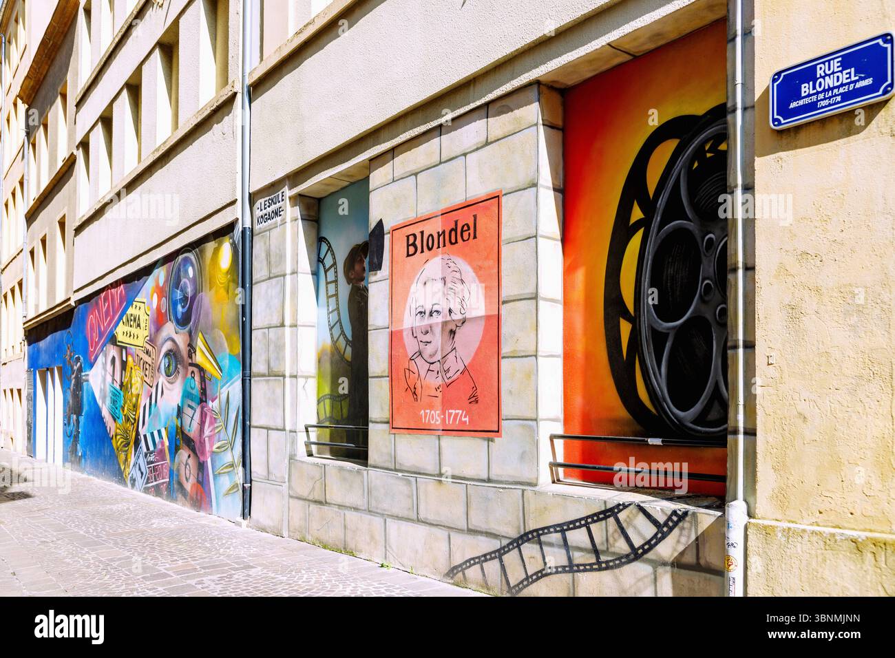 Rue Jacques-Francois Blondel con le opere di Street art degli artisti Skule e Koga (Leskule, Kogaone) sul retro del cinema arthouse di Metz nel dipartimento della Mosella nella regione Grand Est della Francia Foto Stock