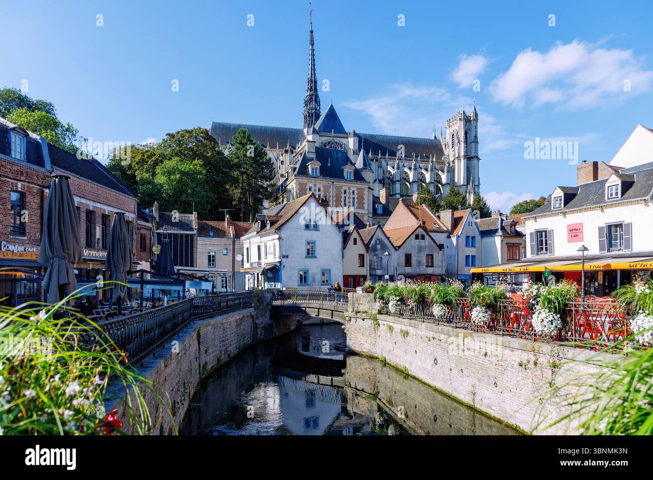 Cattedrale di Notre-Dame e Place du Don con ponte sul Riviere des Clairons ad Amiens, nel dipartimento della somme, nella regione francese dell'Hauts-de-France Foto Stock