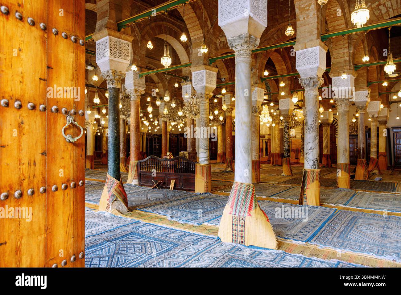Sala di preghiera della grande Moschea Djamaa ez-Zitouna a Tunisi, Tunisia Foto Stock