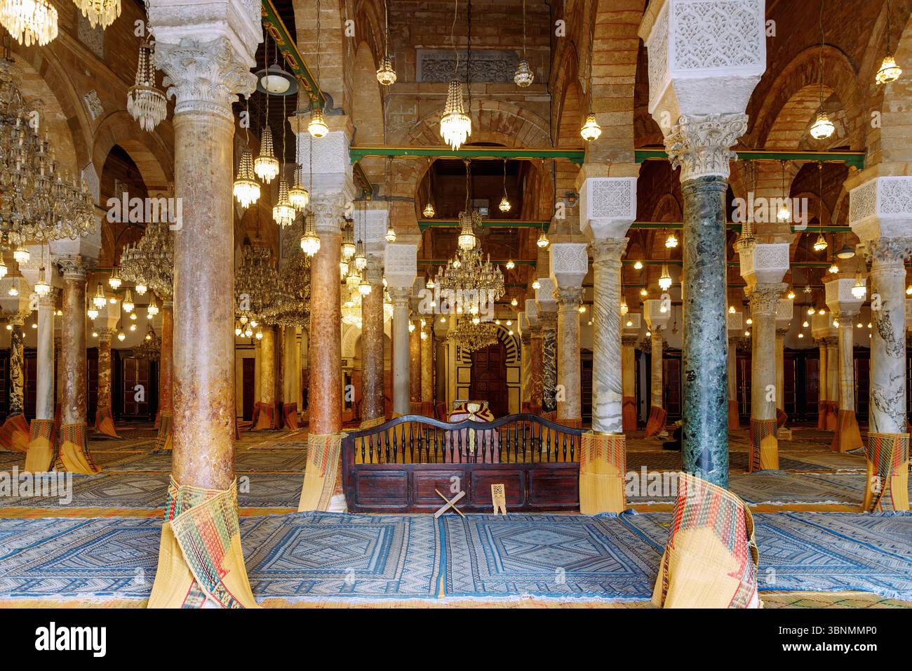 Sala di preghiera della grande Moschea Djamaa ez-Zitouna a Tunisi, Tunisia Foto Stock