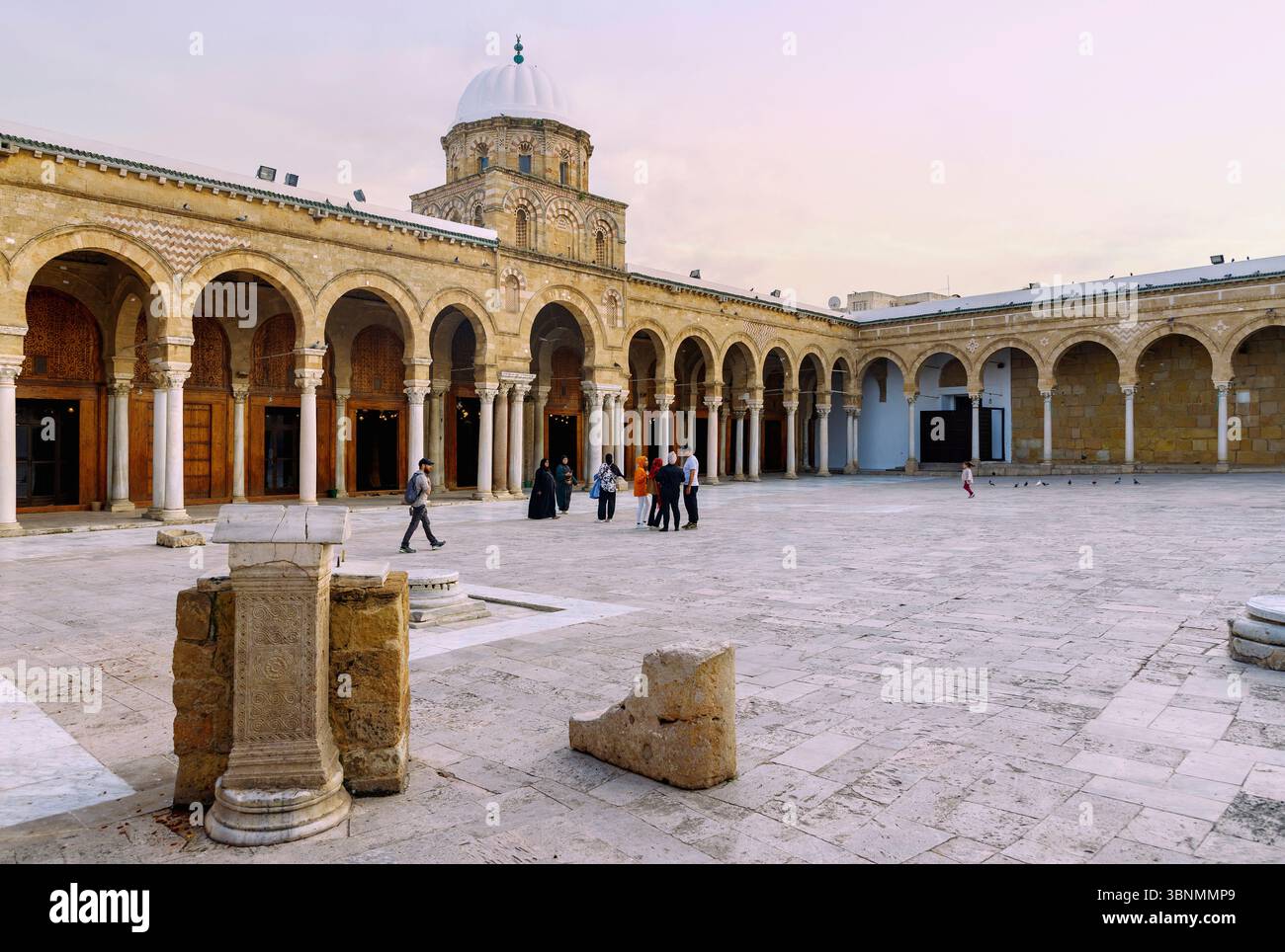 Cortile della grande Moschea Djamaa ez-Zitouna alla luce del crepuscolo a Tunisi, Tunisia Foto Stock