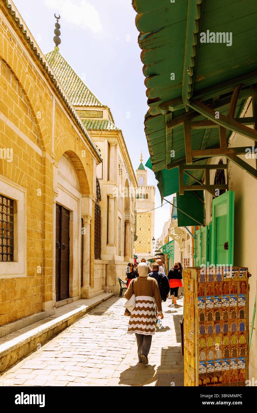 Rue Sidi Ben Arous con vista sulla grande Moschea Djamaa ez-Zitouna nella Medina di Tunisi, Tunisia Foto Stock